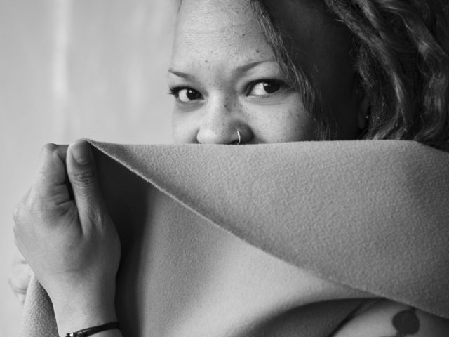 mulher-autentica-com-vista-lateral-de-tatuagens